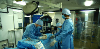 Doctors perform surgery in operation theatre