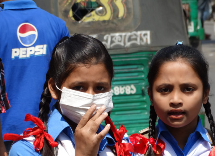 School kids wearing pollution mask