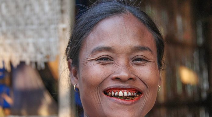 Woman chewing Pan tobacco cancer