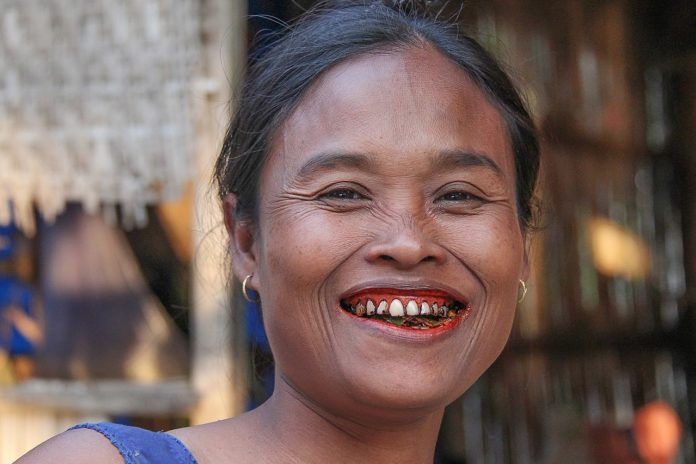 Woman chewing Pan tobacco cancer